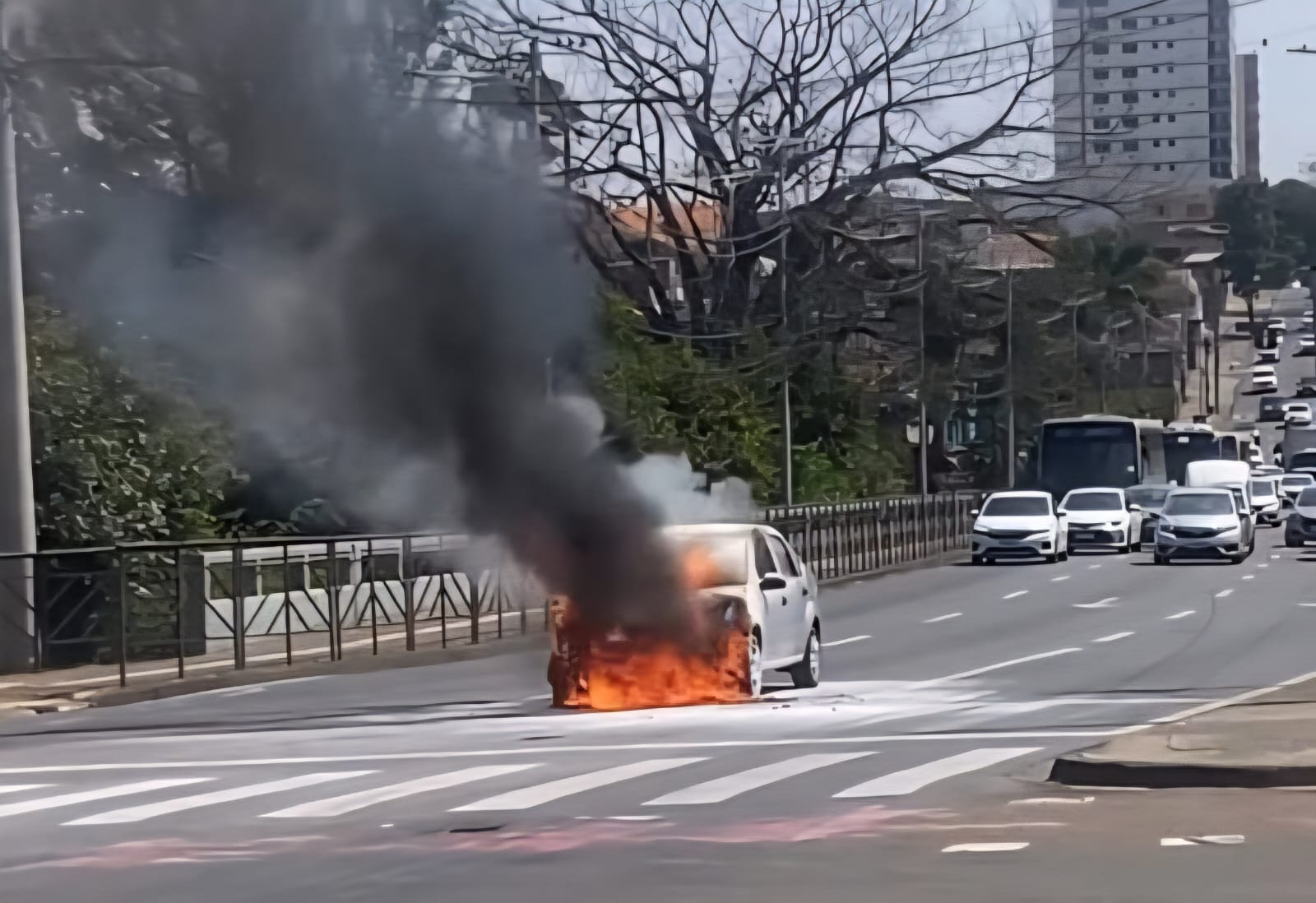 Carro fica completamente destruído após pegar fogo na Ponte do Mirante em Piracicaba