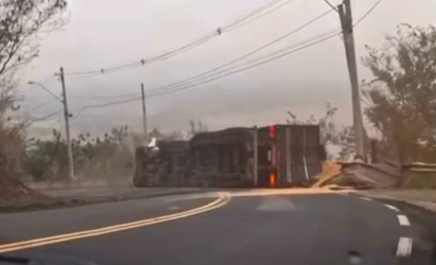 Caminhão desgovernado tomba na Serra de São Pedro