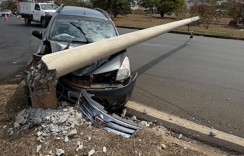 Carro atinge e derruba poste depois de ser fechado no trânsito em Piracicaba