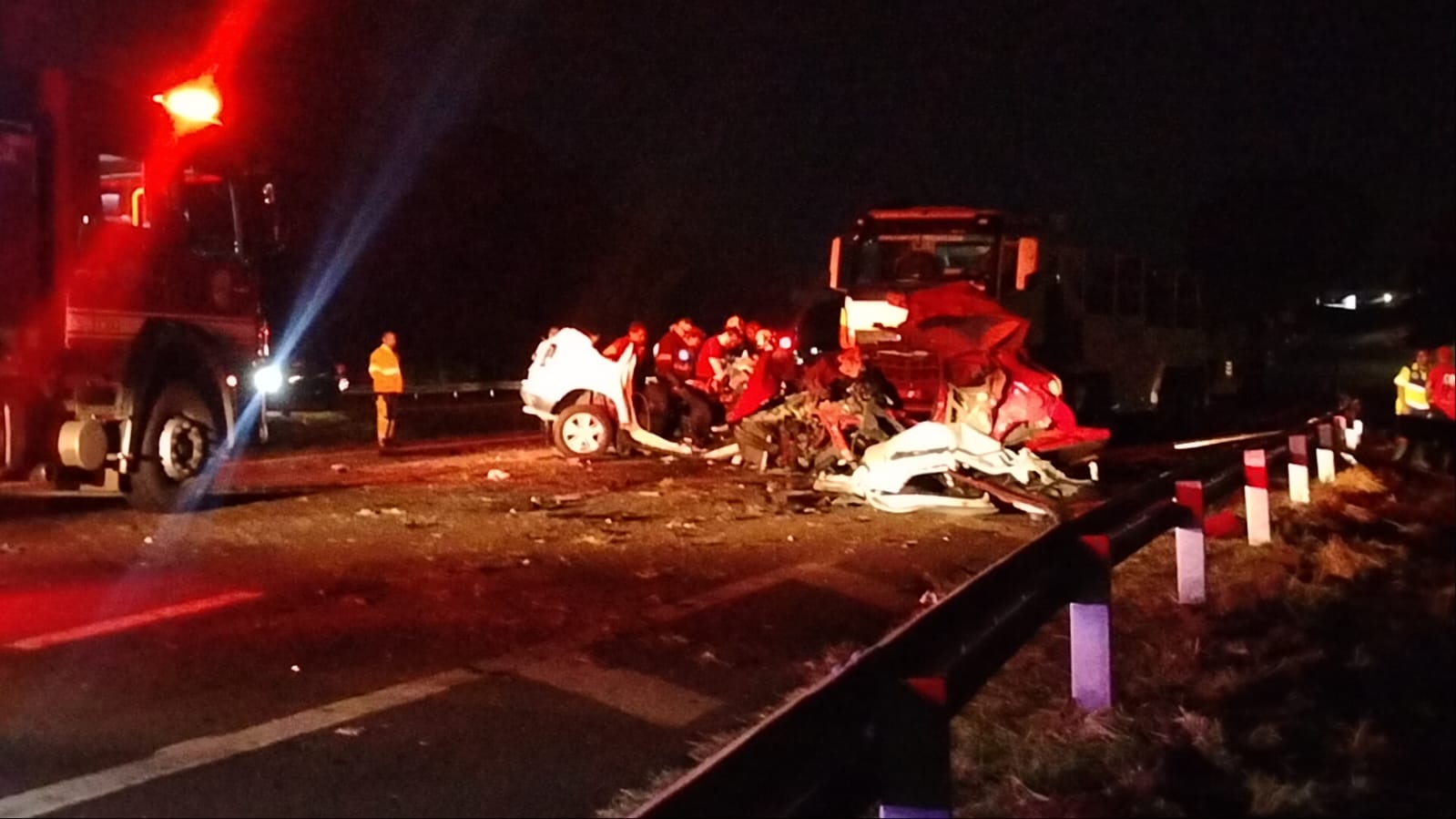 Após colisão com motocicleta, Hb20 atravessou a pista e bateu de frente contra Duster, informou Polícia Rodoviária