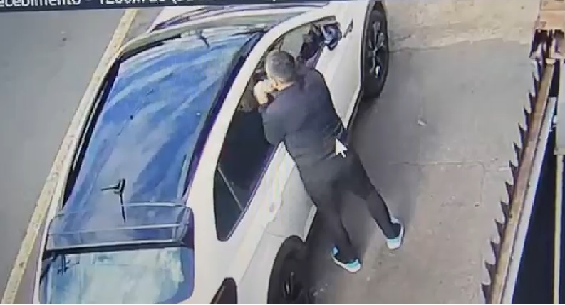 Indivíduo é flagrado por câmeras furtando carro em frente a churrascaria em Piracicaba