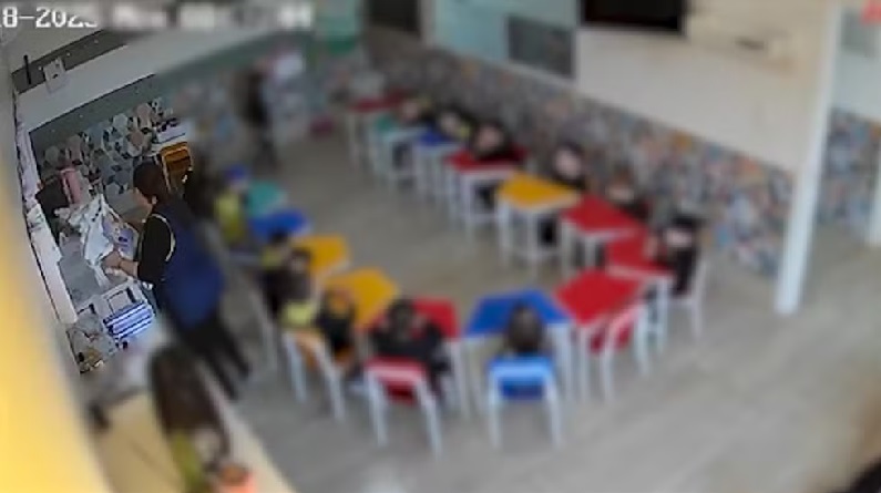Professora é demitida após ser filmada agredindo criança de quatro anos em escola