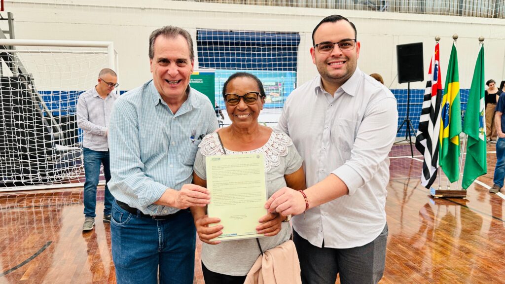 Prefeitura de Piracicaba entrega matrículas de terrenos para mais de 100 famílias de cinco núcleos