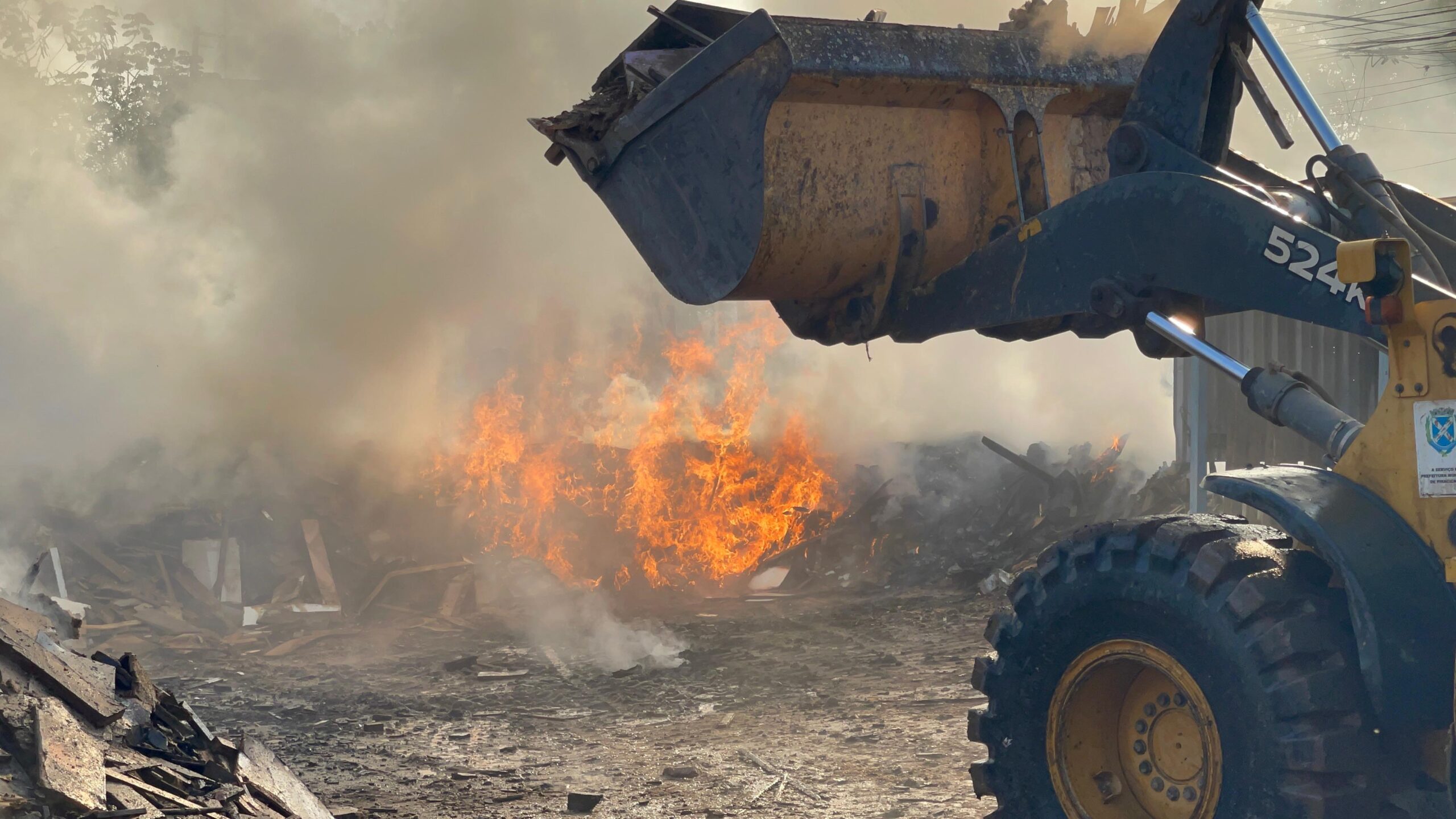 Incêndio de grandes proporções atinge Ecoponto em Piracicaba