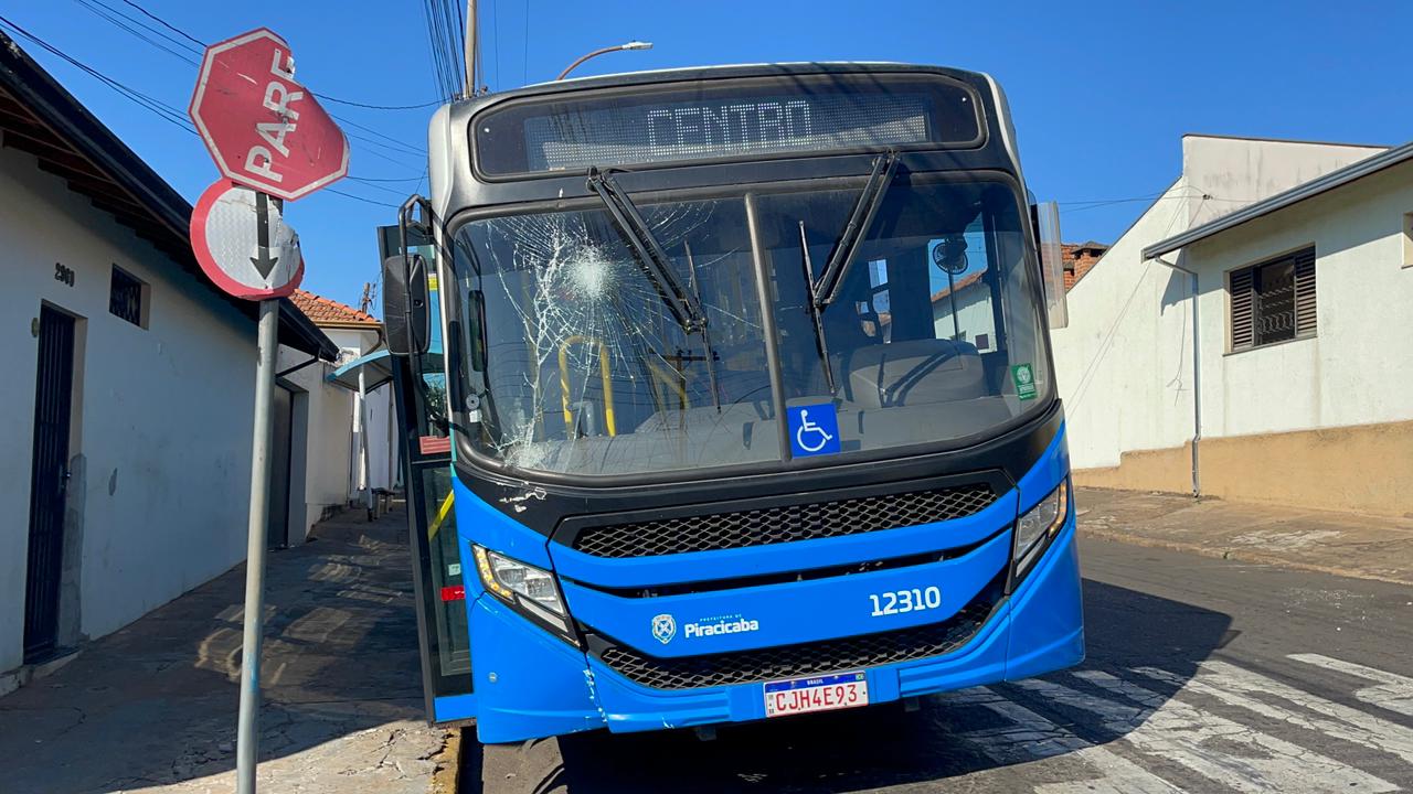 Ônibus lotado perde o controle e bate em placa de sinalização em Piracicaba
