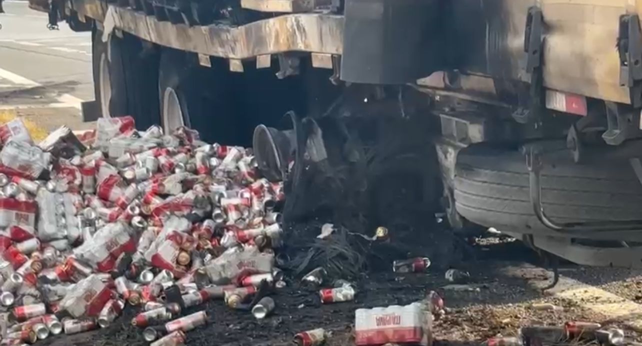 Carreta carregada com 32 toneladas de cerveja pega fogo e espalha carga em rodovia de Piracicaba