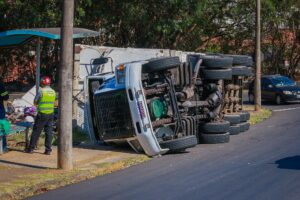 Carreta carregada com sucata tomba em rotatória de Piracicaba