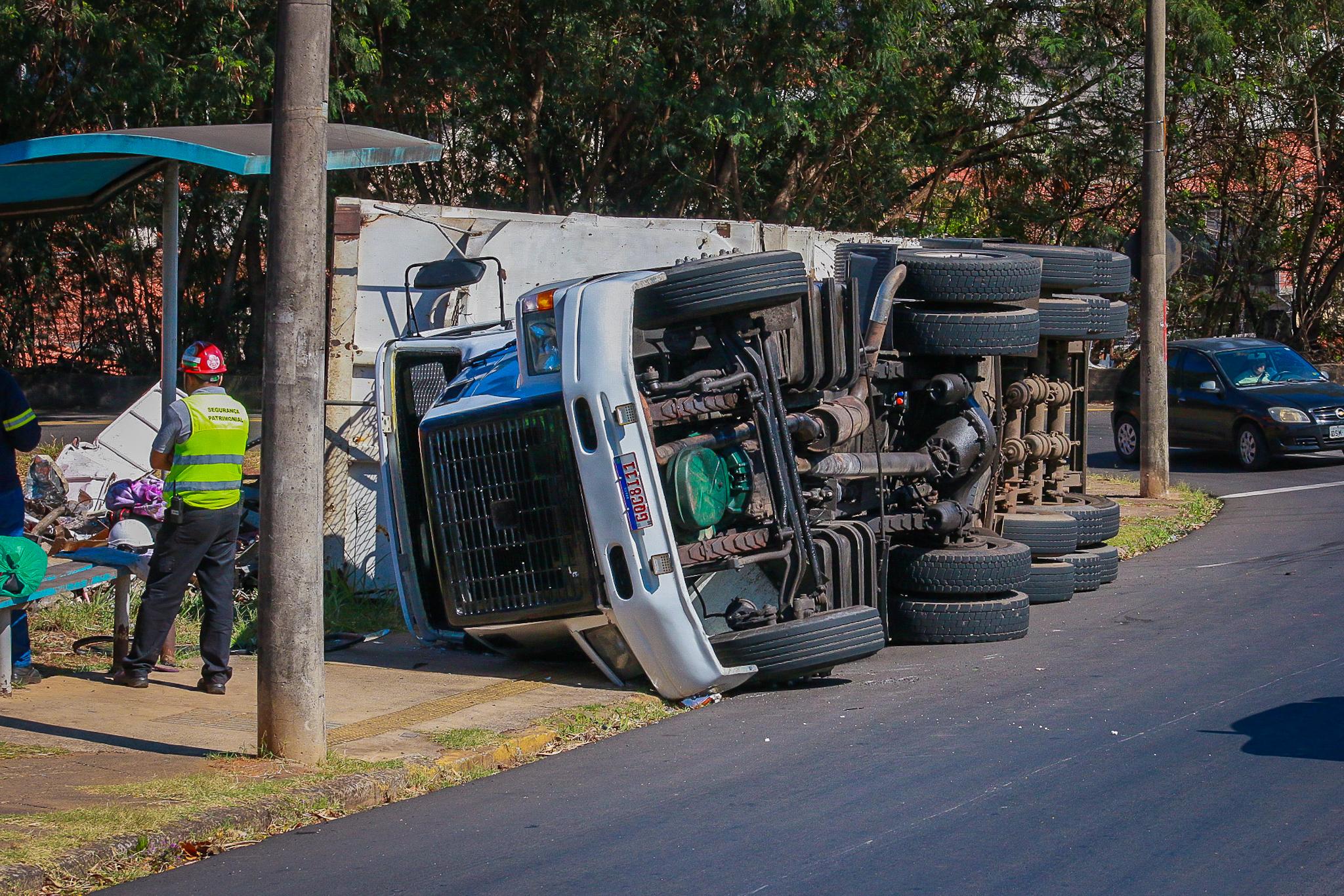 Carreta carregada com sucata tomba em rotatória de Piracicaba