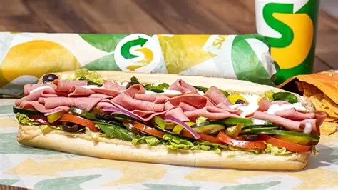 Expansão “tudo ou nada”: a história do Subway, maior rede de restaurantes do mundo que está fechando lojas