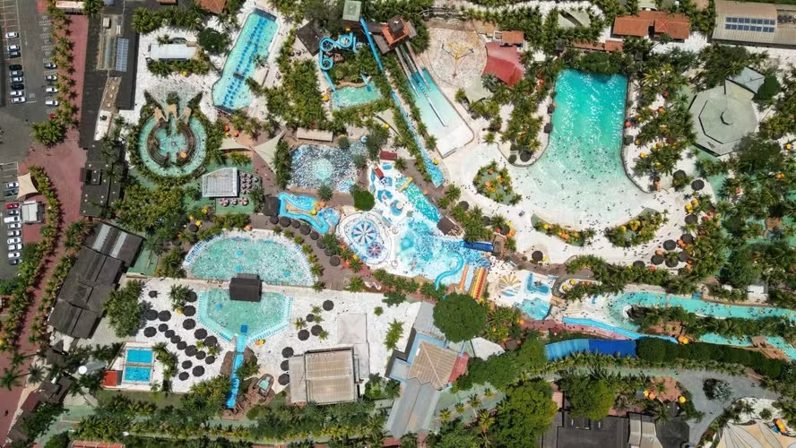 Adolescente de 15 anos morre após cair de toboágua em parque aquático