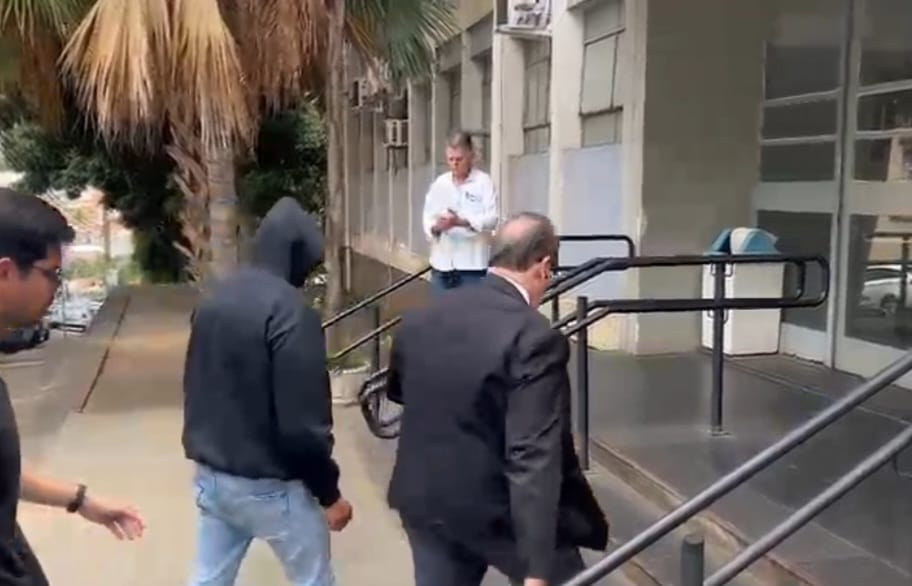 Vereador Cássio Fala Pira chega ao plantão policial e é levado para cela em Piracicaba