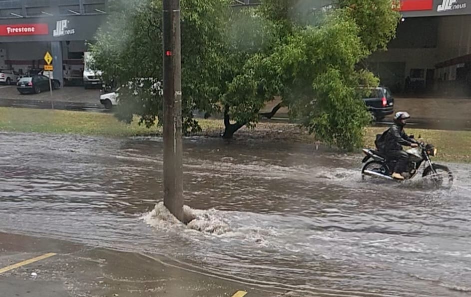 Chuvas provocam alagamentos em Piracicaba nesta sexta-feira (10); defesa Civil emite alerta de chuva forte