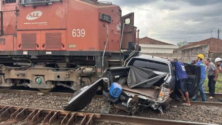 VÍDEO: caminhonete é arrastada por trem; casal sobrevive por milagre