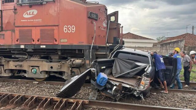 Morre homem que dirigia caminhonete atingida por trem