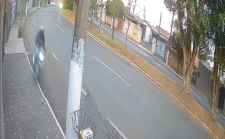 VÍDEO: motociclista morre após colidir violentamente contra poste
