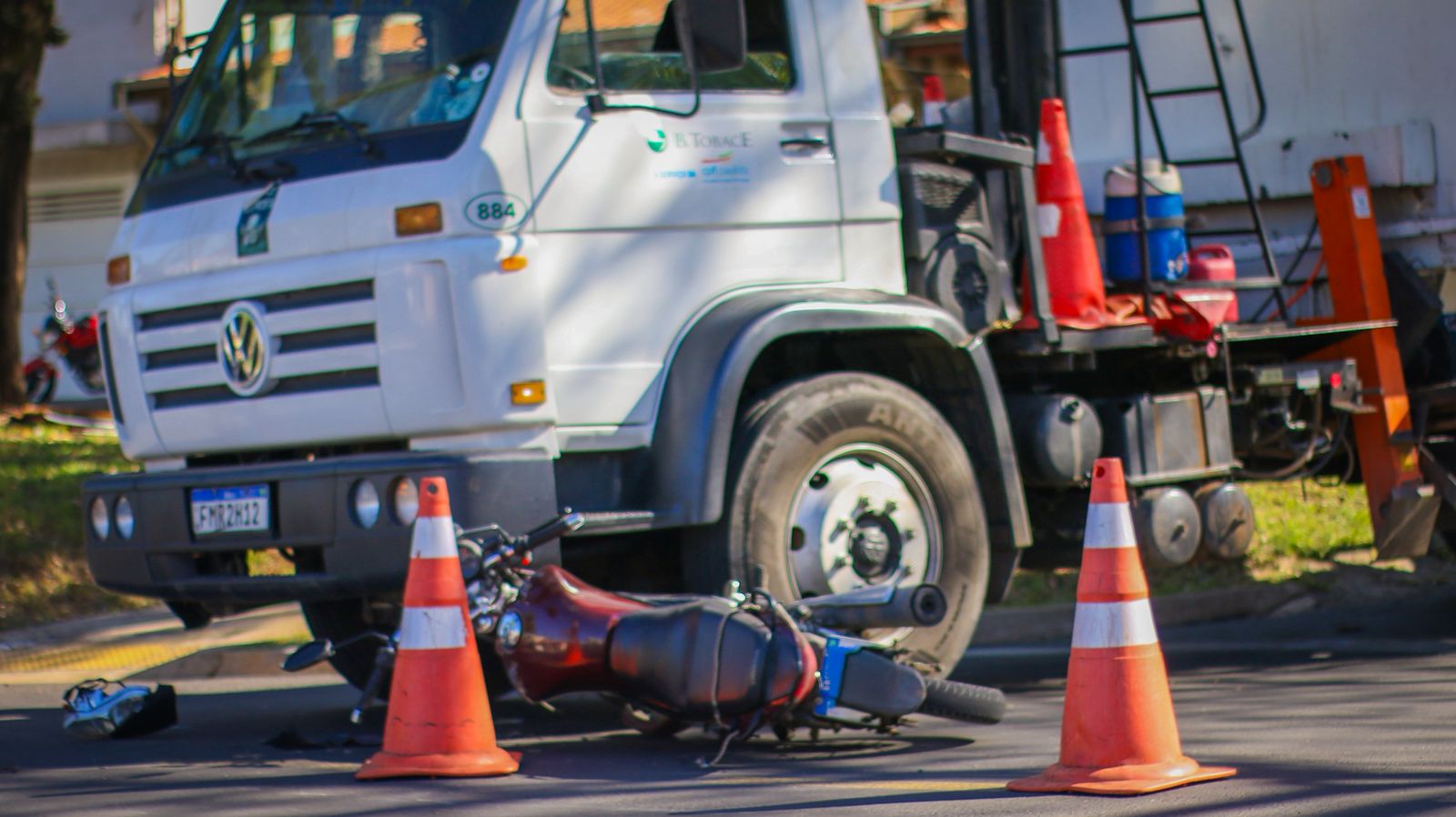 Motociclista cai e moto para embaixo de caminhão em Piracicaba