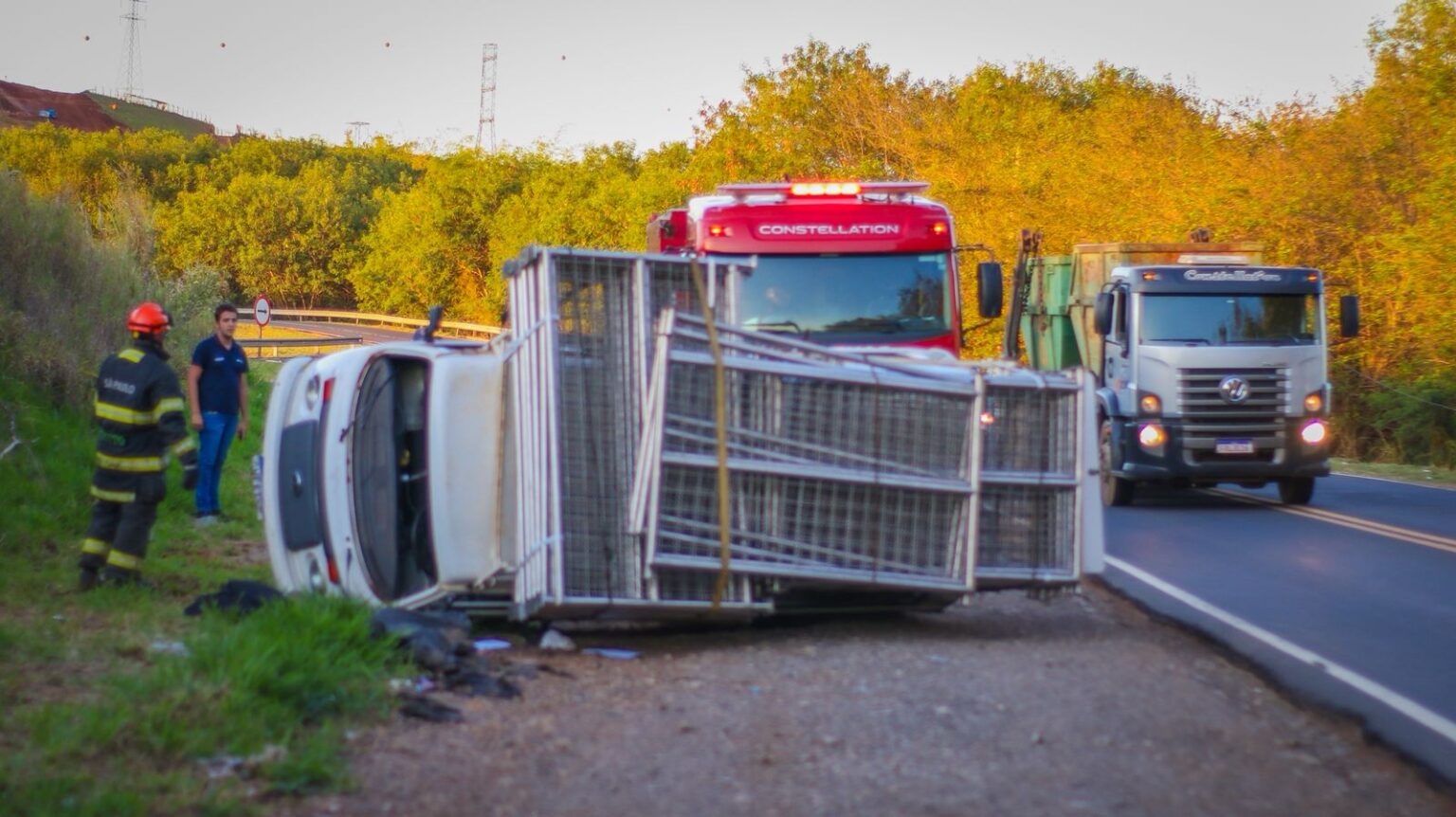 Homem fica preso às ferragens após perder o controle e capotar o veículo em Piracicaba