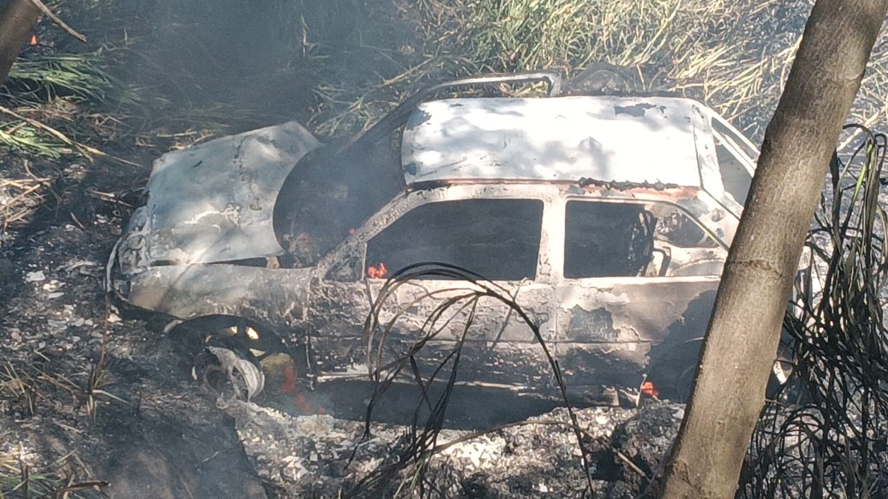 Condutor fica gravemente ferido após carro cair em ribanceira e pegar fogo em rodovia de Piracicaba