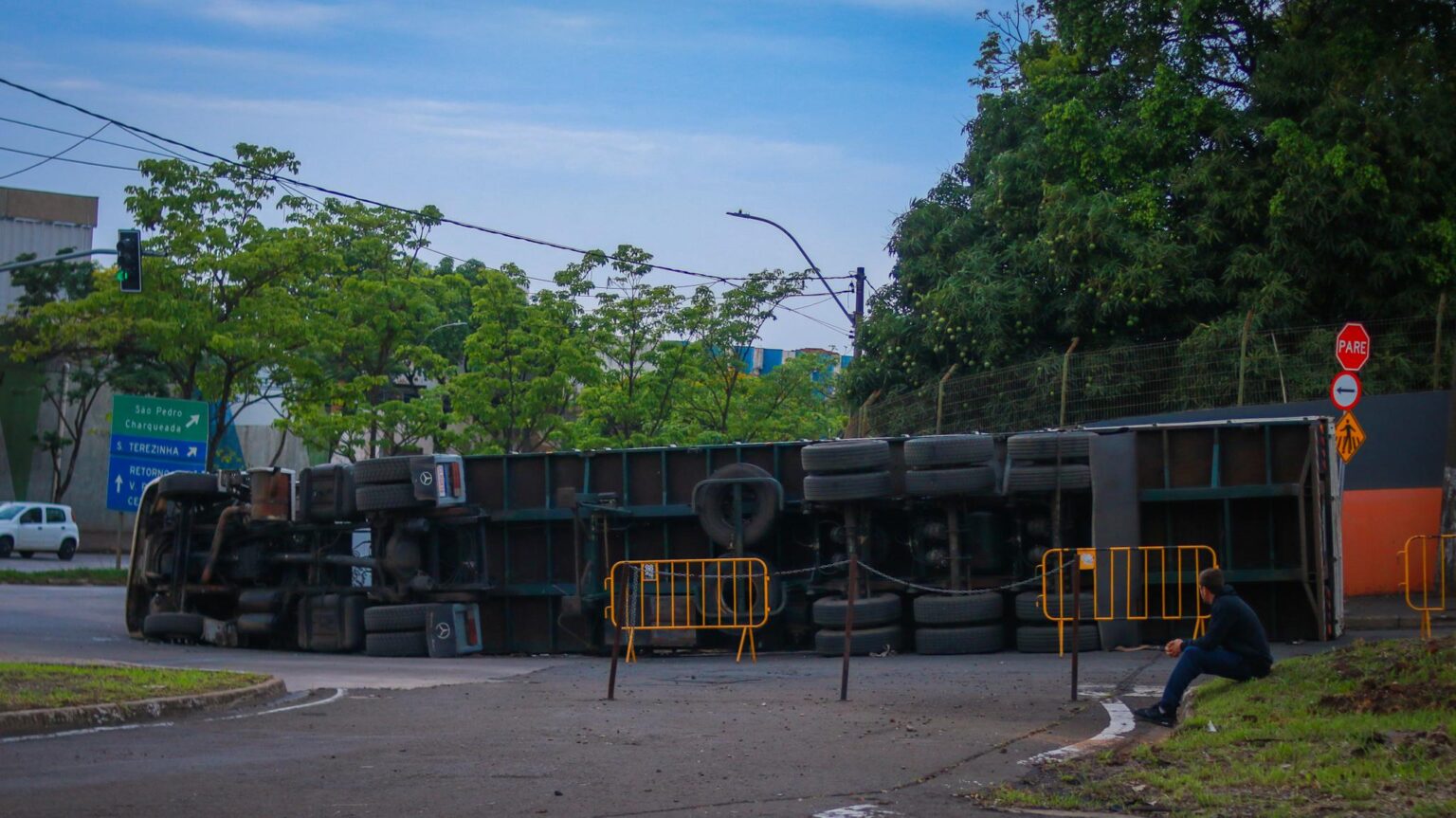 Carreta carregada com 20 toneladas tomba na saída da ArcelorMittal em Piracicaba