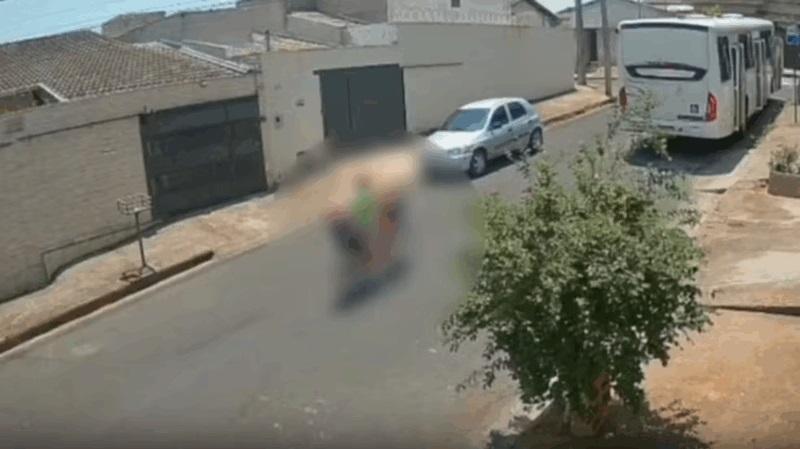 Babá e criança de quatro anos são atropelados por ônibus; menino não resistiu