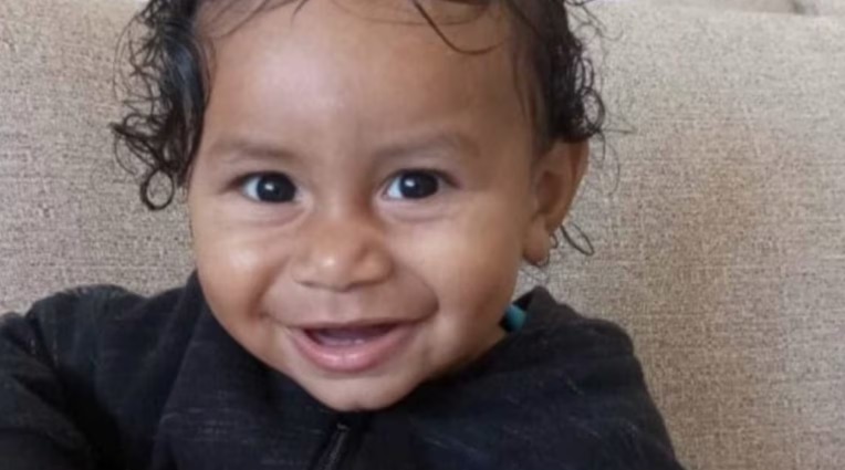 Bebê de um ano morre após levar choque ao encostar em tomada ligada de máquina de lavar