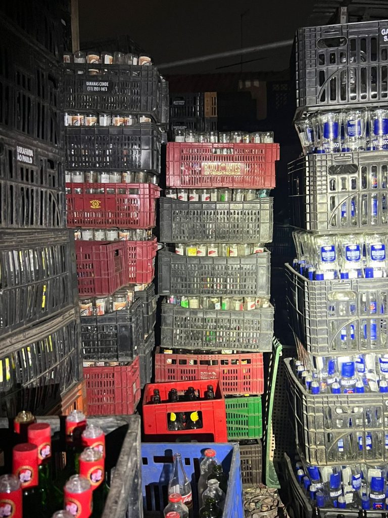 Força-tarefa apreende 100 mil garrafas vazias em galpão clandestino usado no comércio de bebidas adulteradas