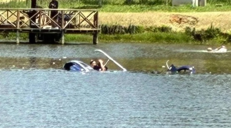 Helicóptero cai em São Roque e deixa duas pessoas feridas Helicóptero cai em São Roque e deixa duas pessoas feridas