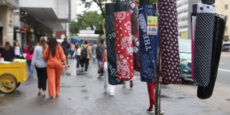 Nova frente fria atingirá São Paulo com chuvas fortes e ventos, alerta a Defesa Civil paulista