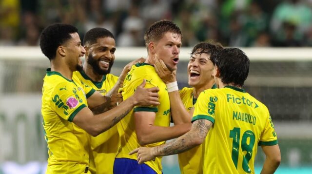 Palmeiras marca goleada histórica e segue líder isolado no Brasileirão