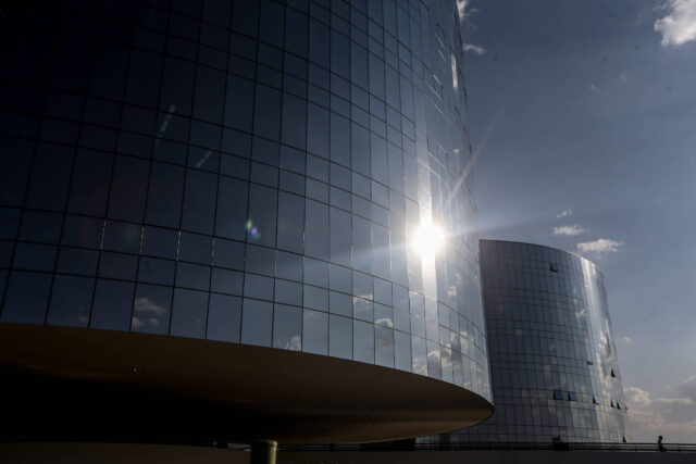 Supersalários no serviço público pressionam contas e prejudicam imagem do funcionalismo, aponta estudo