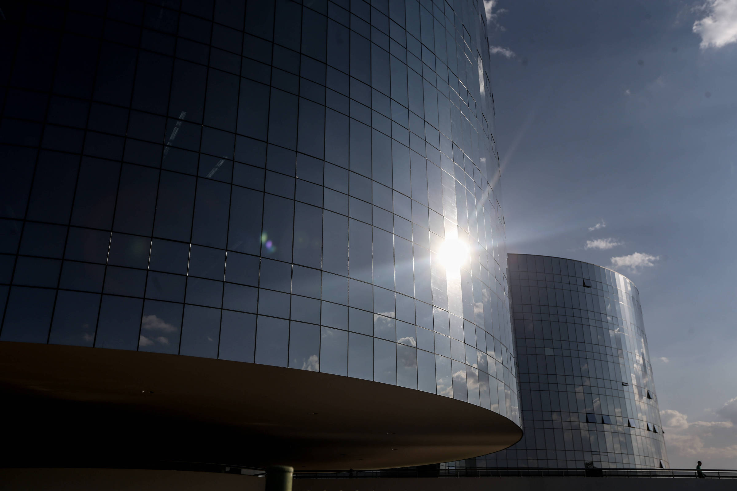 Supersalários no serviço público pressionam contas e prejudicam imagem do funcionalismo, aponta estudo