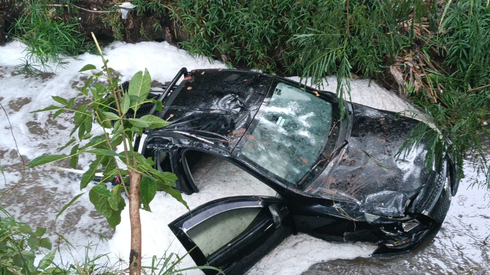 Carro cai em córrego após manobra brusca na “avenida do fervo” em Piracicaba