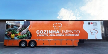 Secretário Guilherme Piai e a chefe de cozinha Beatriz Toledo, formada em três cursos do Cozinh...