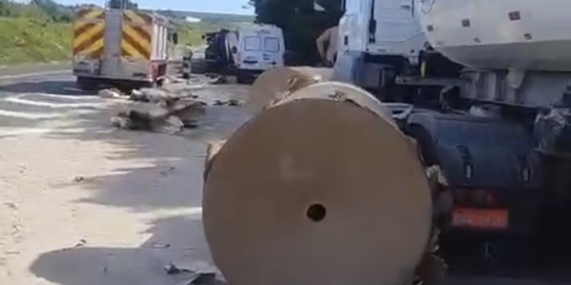 Dois trabalhadores morrem após carga de caminhão cair sobre eles na Geraldo de Barros