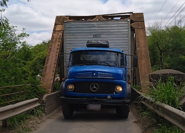 Caminhão enrosca na ponte de ferro de Ártemis e causa transtornos a motoristas e pedestres da região