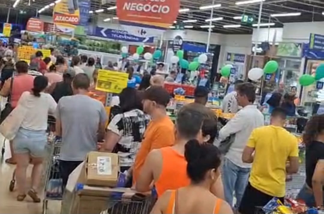 Carrefour registra longas filas e poucos caixas funcionando no fim de semana em Piracicaba