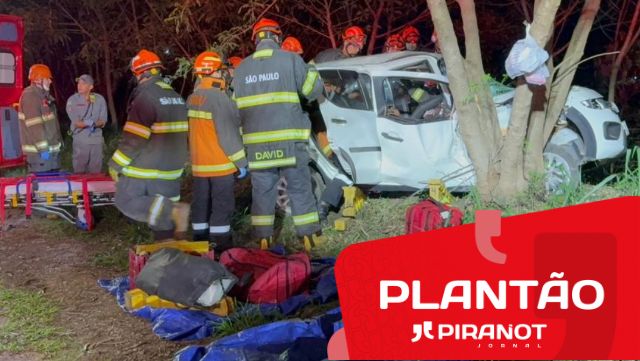 Carro colide com árvore e deixa duas vítimas na Rodovia Samuel de Castro Neves, entre Piracicaba e Anhembi