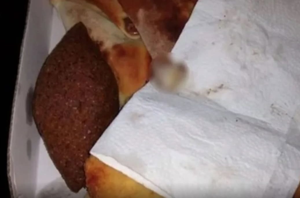 Adolescente de 14 anos pede delivery e encontra dedo dentro de salgado