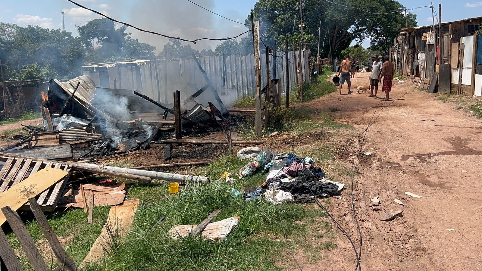 Incêndio criminoso destrói moradia na comunidade Renascer em Piracicaba; mulher estava em casa com o filho de quatro anos