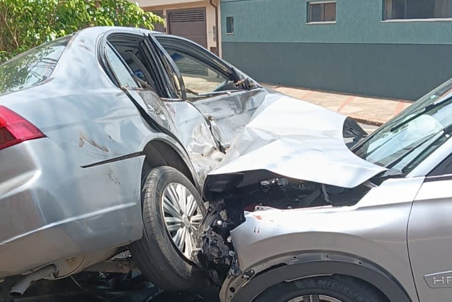 Colisão entre dois veículos deixa idosa e duas crianças feridas no Centro de Piracicaba