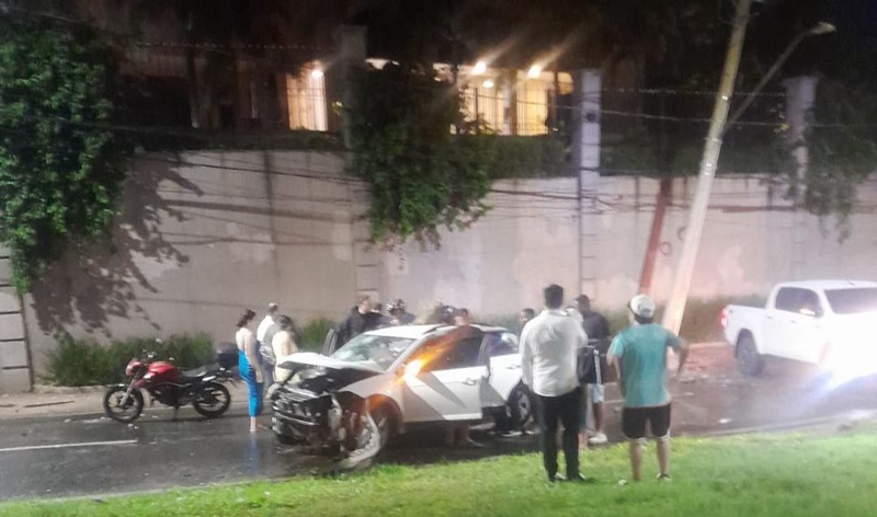Dois jovens ficam gravemente feridos após carro colidir contra poste em avenida de Piracicaba