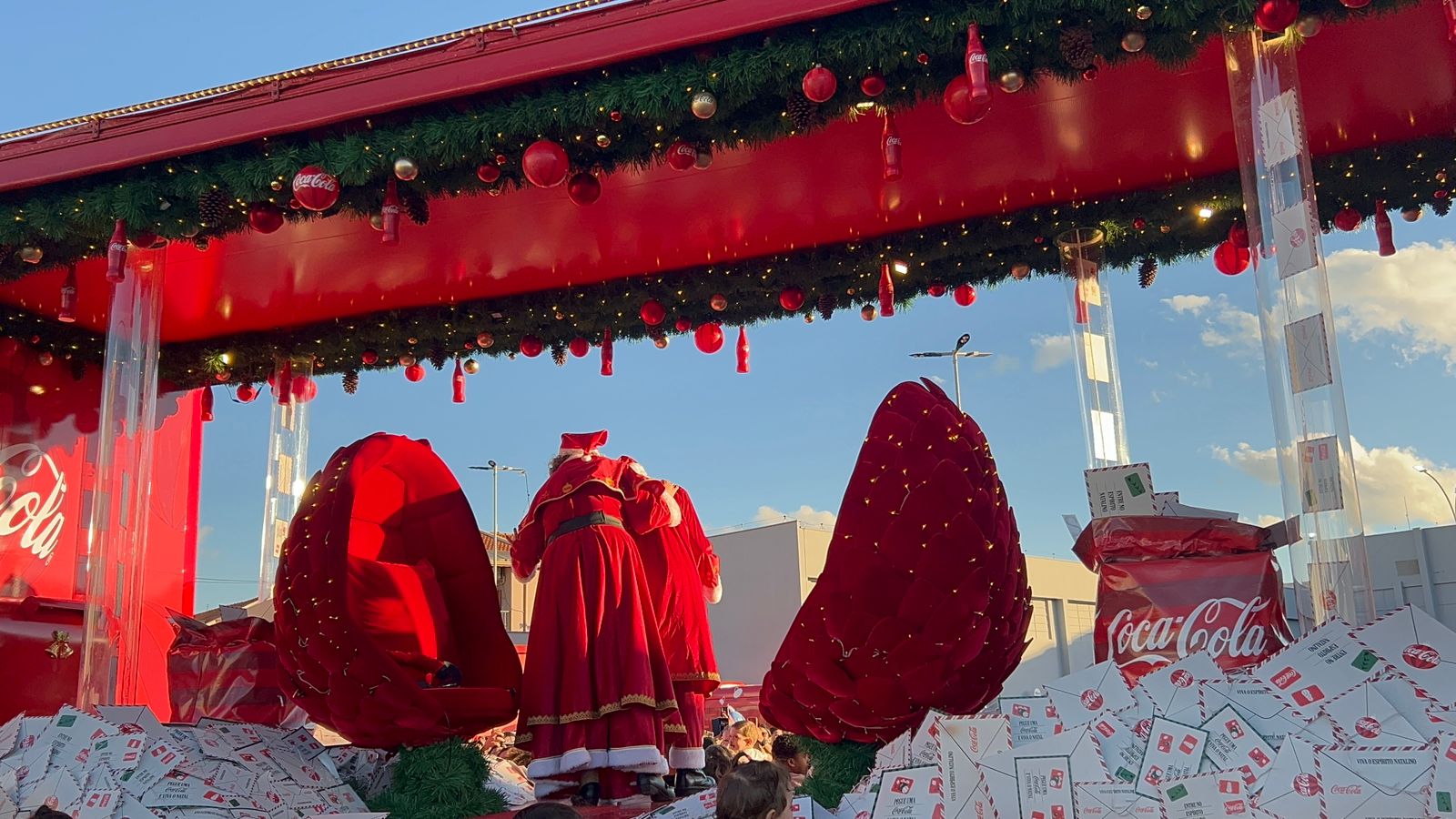 Caminhão da Coca-Cola cruza ruas de Piracicaba neste momento e encanta moradores