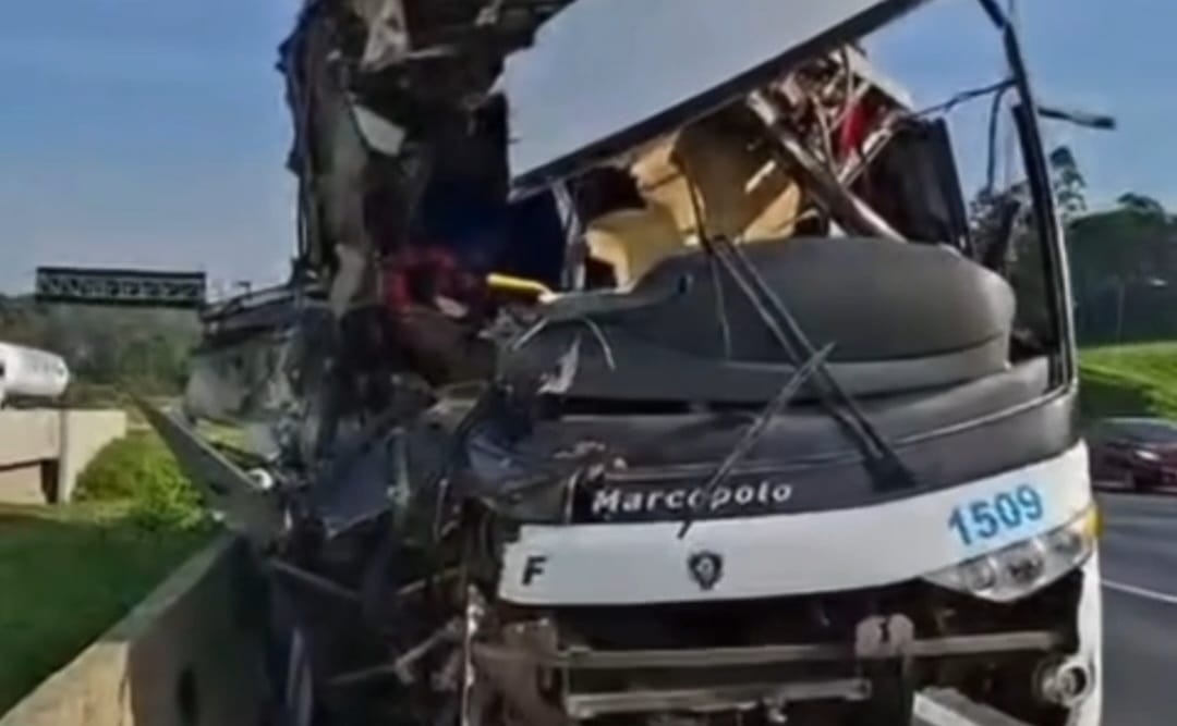 Ônibus de Piracicaba com destino ao Guarujá bate em carreta na Rodovia dos Bandeirantes e deixa mais de 40 feridos