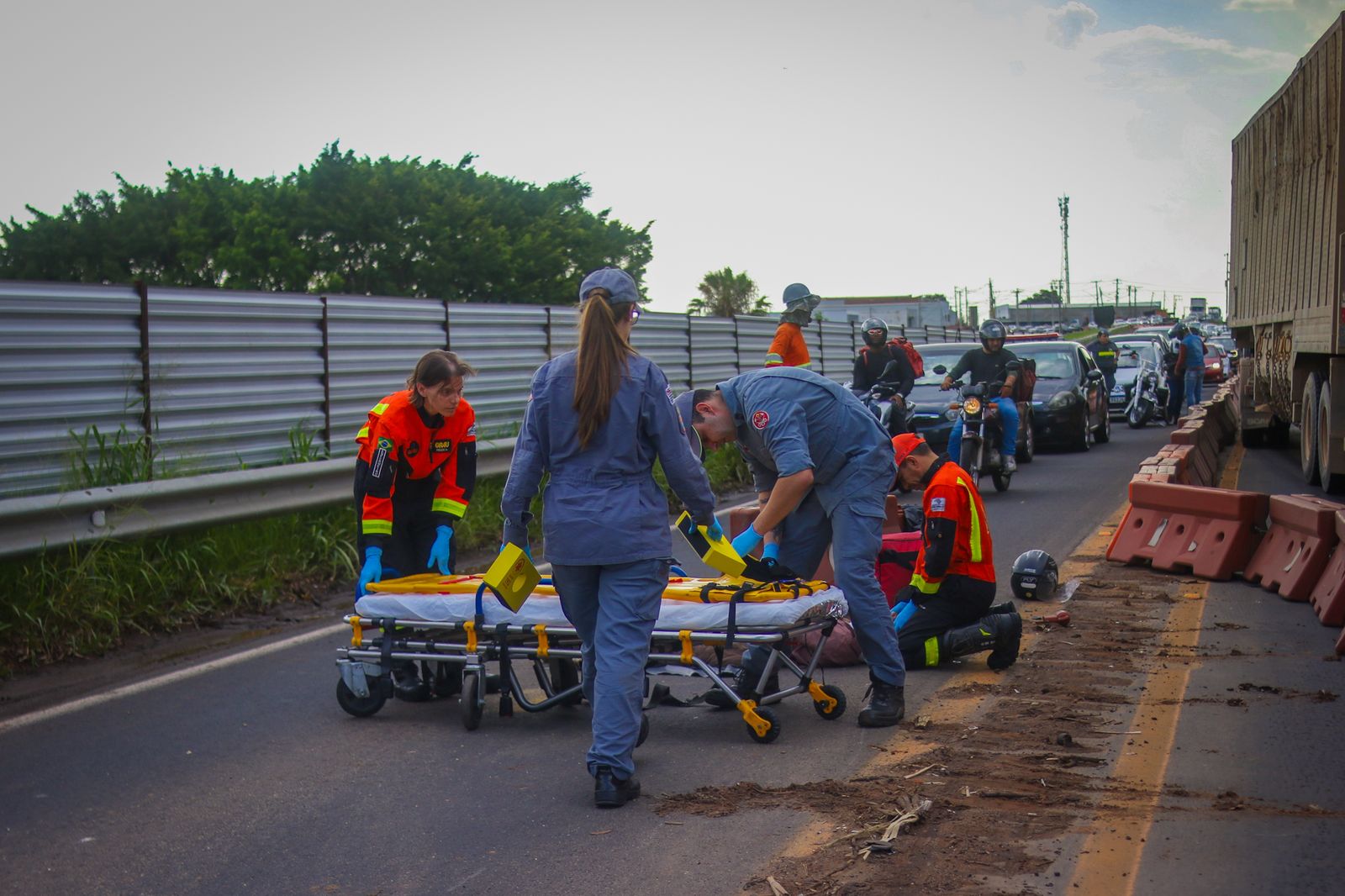 Motociclista sofre mal súbito e cai na Rodovia Geraldo de Barros, em Piracicaba