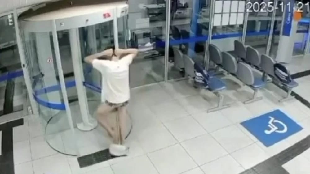 Criminoso atrapalhado invade banco, fica preso em porta giratória e acaba preso