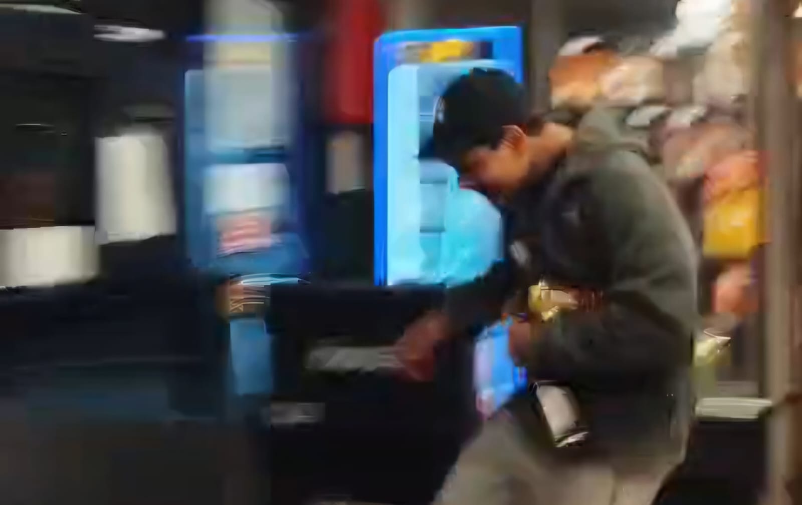 Indivíduo foge após roubo à loja Oxxo em Piracicaba e é capturado pela PM escondido em escola