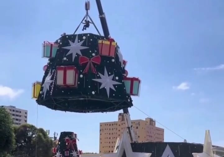 Homem morre após guindaste tombar durante instalação de árvore de Natal
