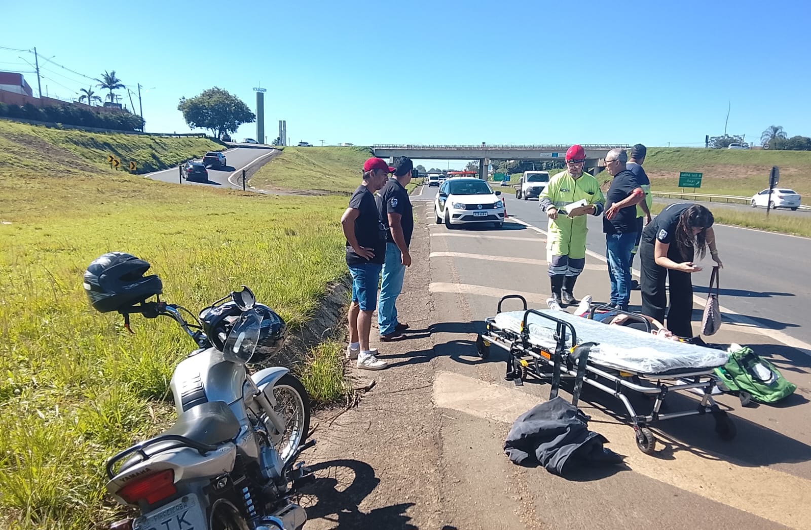 Pai e filha ficam feridos após colisão envolvendo duas motos na Rodovia do Açúcar, em Piracicaba