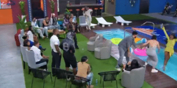 Yina Calderón foi expulsa por ter empurrado La Piry na piscina Foto: Reprodução/X