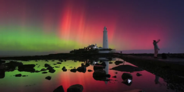 Aurora boreal 'pinta' céu dos EUA de verde e rosa e há imagens magnÃficas